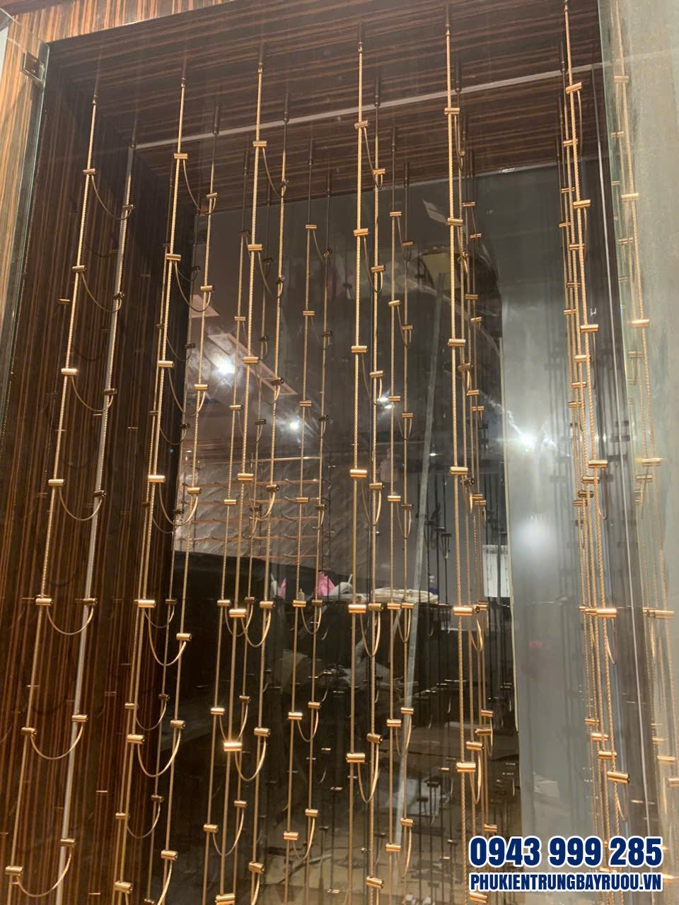 Kệ tủ rượu treo dây cáp lắp đặt tại nhà anh Khánh ở TP.HCM Kệ tủ rượu treo dây cáp lắp đặt tại nhà anh Khánh – TP.HCM