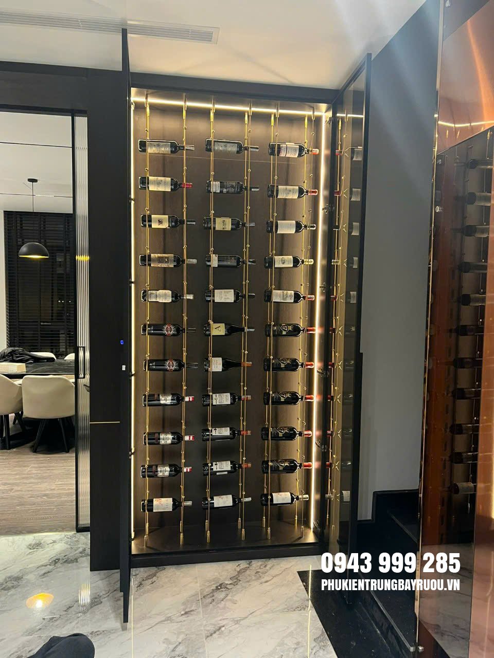 Thi công kệ treo rượu cao cấp – dây cáp 304 kết hợp đồng nguyên khối Lắp đặt kệ tủ treo rượu cao cấp dây cáp 304 màu vàng - kết hợp phụ kiện đồng nguyên khối